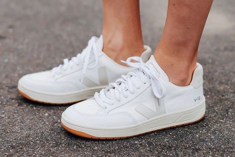 Fashion Jackson Wearing Veja V-12 White Sneakers Casual White Sneakers, Best White Sneakers, White Sneakers Outfit, Sneaker Outfits Women, Veja Shoes, White Tennis Shoes, Classic Outfit, Shoes Ideas, Veja Sneakers