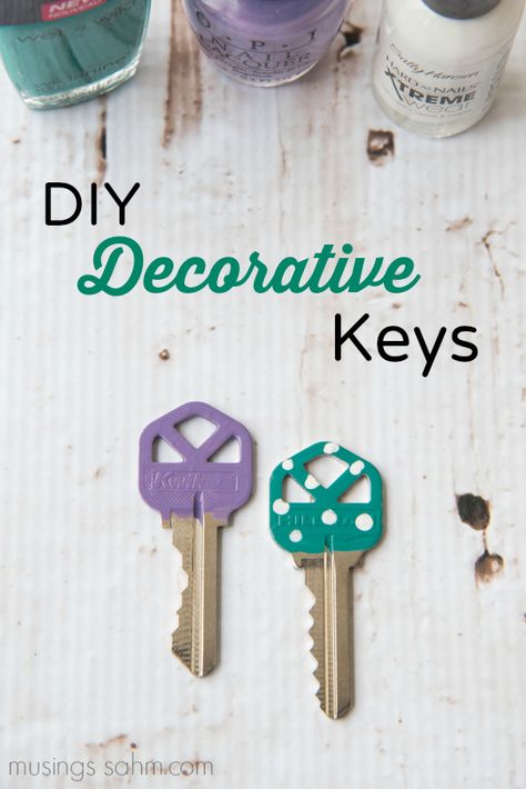 Ever get your keys mixed up on your key ring?  You know how it is. You have multiple keys that all look the same and it’s impossible to tell them apart. You could separate them on y… Decorative Keys, Key Diy, Key Crafts, Paint Keys, Crafts For Teens To Make, Crafts For Adults, Diy Things, Crafts Easy, Sell Diy