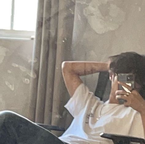 Pfp Boys Aesthetic, Boys Pfp Aesthetic, Aesthetic Guy Pfp, Laying On His Chest, Boy No Face, Boy Pfp Aesthetic, Aesthetic Pfp For Boys, Pfp Guy, No Face Pfp