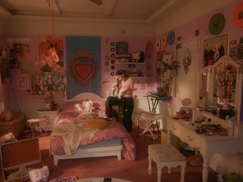 Bedroom Inspo Bloxburg, Bloxburg Pink Bedroom, Small Bedroom Inspo Aesthetic, Apartment Inspo Bedroom, Bedroom Inspo Preppy, Teen Pink Bedroom, Preppy Pink Bedroom, Cozy Pink Bedroom, Bedroom Inspo Cozy