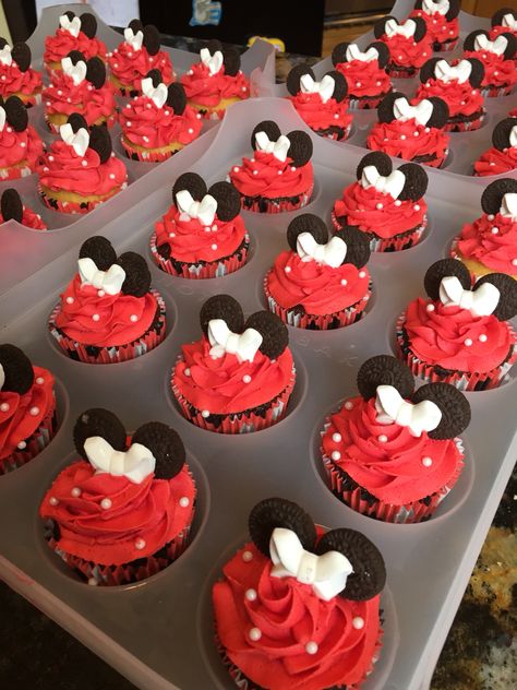 Mickey And Minnie Cupcakes, Minnie Mouse Cake Design, Bday Cupcakes, Cupcakes Minnie Mouse, Γενέθλια Mickey Mouse, Minnie Cupcakes, Minnie Mouse Theme Party, Mouse Cupcakes, Minnie Mouse Birthday Party Decorations