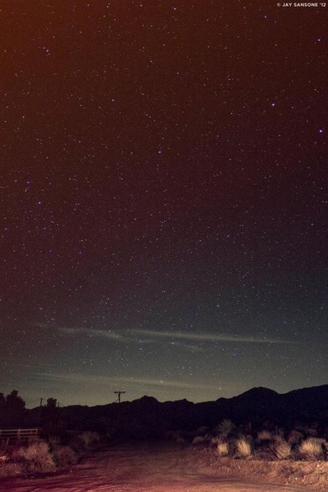 Desert Grunge, Desert Stars, Desert At Night, Desert Night, Desert Aesthetic, Desert Road, Magical Nature, Sky Images, Yucca Valley