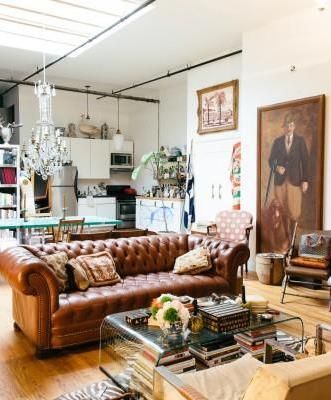 Hovey Design, Vintage Maximalism, Chesterfield Sofa Living Room, Chesterfield Bank, Brown Sofa Living Room, Leather Chesterfield Sofa, Brown Living Room, Nyc Apartment, Chesterfield Sofa