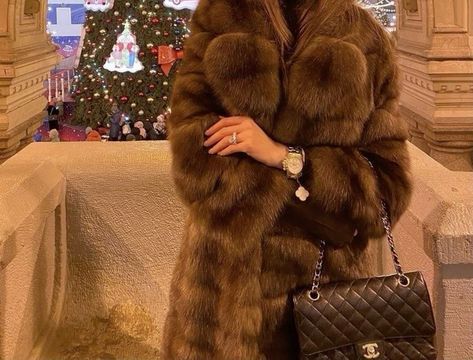 Lia Volkov High End Winter Fashion, Rich Girl Christmas, Gossip Girl Lifestyle, Luxury Fur Coat, Golden Brunette, Birkin Mom, Super Rich Kids, Nct Johnny, Mob Wife