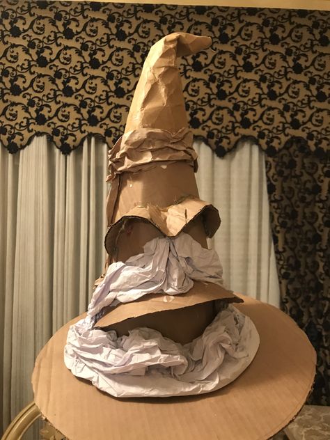 Sorting hat cardboard then paint Harry Potter Motto Party, Harry Potter Weihnachten, Baby Harry Potter, Wall Cartoon, Hp Christmas, Harry Potter Party Decorations, Harry Potter Christmas Decorations, Harry Potter Theme Birthday, Harry Potter Halloween Party