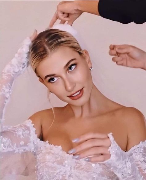 . on Instagram: “She looks like 👑𝐐𝐮𝐞𝐞𝐧👑 in her wedding day 🥺☁ @haileybieber ✨🦋 . . . . . . . . . . #haileybieber #hailey #justinbieber #beautiful…” Bieber Wedding, Hailey Bieber Wedding, Good Photos, Dark Coffee, Bridal Makeup Looks, Designs Nail, Chic And Elegant, Love Travel, Nails 2024