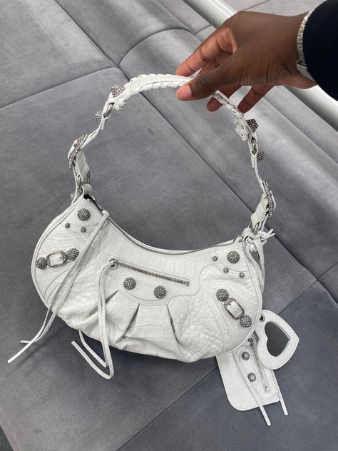 White Balenciaga Bag, White Balenciaga, Ny Outfits, Yay Or Nay, Luxury Purses, Girly Accessories, Fancy Bags, Balenciaga Bag, Pretty Bags