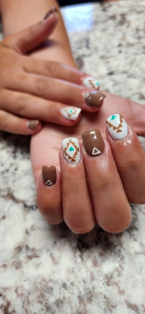 Brown and white western pattern hand painted nail art Western Acrylic Nails Oval, American Indian Nail Art, Western Rodeo Nails, Western Nails Brown, Brown Turquoise Nails, Gel Nails Western, Western Pedicure, Nails Western Design, Western Toe Nail Designs