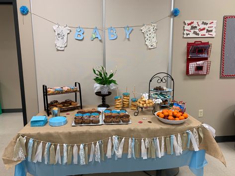 Office Baby Shower Decor, Coworker Baby Shower Ideas, Office Baby Shower Ideas, Work Baby Shower Ideas, Small Baby Shower Ideas, Work Baby Showers, Shower Boys, Office Baby Showers, Workplace Decor