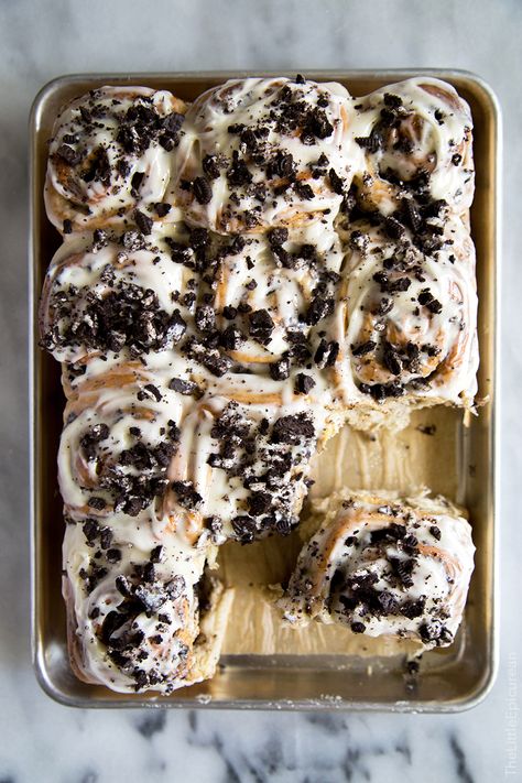 Cookies and Cream Rolls Oreo Dessert, Chocolate Sprinkles, Sweet Roll, Indian Recipes, Bread Rolls, Chicken Pasta, Mini Desserts, Cookie Desserts, Food Obsession