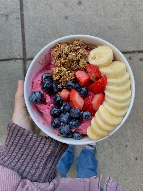 Pink Acai Bowl Aesthetic, Healthy Eating Aesthetic Pink, Pink Smoothie Bowl Aesthetic, Pink Smoothie Bowl, Healthy Breakfast Bowls, Breakfast Smoothie Bowl, Healthy Bowls, Fruit Breakfast, Eat The Rainbow