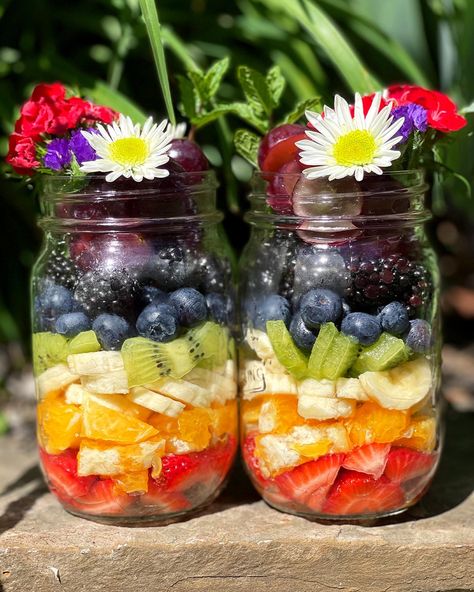 Rainbow fruit layers in mason jars with flowers Meal Prep Boxes, Frosting Cookies, Aesthetic Cafes, Kiwi And Banana, Tastiest Food, Fruit Jar, Rainbow Fruit, Mason Jar Flowers, Rainbow Food