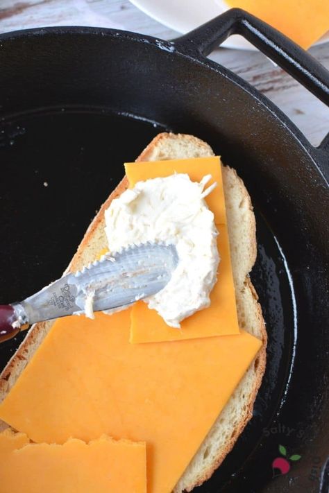 Disney Grilled Cheese Recipe - 4 cheese recipe that takes grilled cheese to the next level Disney Grilled Cheese, Grilled Cheese Sides, American Sandwich, Salty Side Dish, Easy Grilled Cheese, Fancy Grilled Cheese, Savoury French Toast, Ultimate Grilled Cheese, Grilled Cheese Recipe