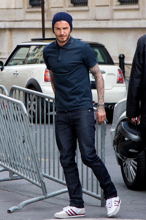 David wears a polo shirt with jeans David Beckham Casual, David Beckham Outfit, Outfit Hombres, David Beckham Style Outfits, Indie Men, David Beckham Style, Beckham Style, Outfit Adidas, Moda Outfit