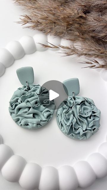 Clay Artist, Handmade Clay Earrings, Clay Earring, Polymer Clay Tutorial, Clay Tutorials, Handmade Clay, Ceramic Clay, Diy Clay, Polymer Clay Crafts