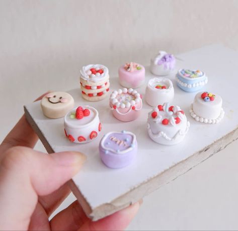 Clay Cake Aesthetic, Polymer Clay Mini Cakes, Miniature Clay Food Tutorial, Polymer Clay Aesthetic Ideas, Mini Clay Cake, Cute Polymer Clay Food, Cute Airdry Clay Ideas, Cake Clay Art, Polymer Clay Cakes