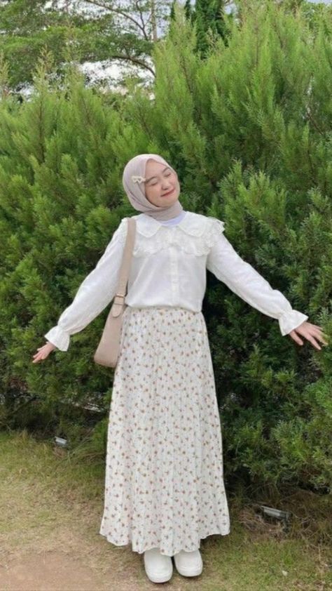 Baju Korean Style Girl Hijab, Floral Outfit Hijab, Baju Muslim Korean Style, Outfit Skirt Hijab, Picnic Outfit Hijab, Piknik Outfit, Campus Outfit Hijab, Outfit Piknik, Skirt Hijab Outfit