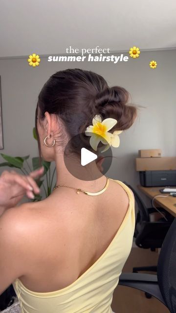 Sarah Linder on Instagram: "The perfect summer flower clip hairstyle 🌼🤍 . . . #summerhair#summerhairgoals#summerhairstyles#summerhairtrends#flowerhairstyle#flowerhairclip#cutehairstylesforgirls#cutehairstyles#longhairstyles#hairideas #frisurenideen#frisurentrends" Hairstyle With Flower Clip, Flower Hair Clips Hairstyle, Flower Clip Hairstyles, Hair Fancy, Hair Clip Hairstyles, Clip Hairstyle, Clip Hairstyles, April 25, Flower Clip