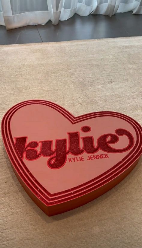 Kylie Cosmetics Valentines Collection, Bee Makeup, Kylie Makeup, Kylie Kristen Jenner, Rachel Green, Autumn Aesthetic, Packaging Design Inspiration, Kylie Cosmetics, Beauty Essentials