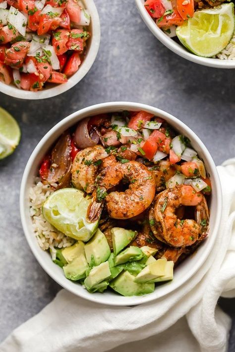 These Shrimp Fajita Bowls are a tasty and easy dinner that your whole family will love! Served over a bed of cilantro-lime rice with peppers and onions, avocado and salsa. Rice With Peppers And Onions, Shrimp Fajita Bowl, Rice With Peppers, Fajita Bowl Recipe, Fajita Bowl, Fajita Bowls, Lime Rice, Fajita Recipe, Skinny Taste Recipes