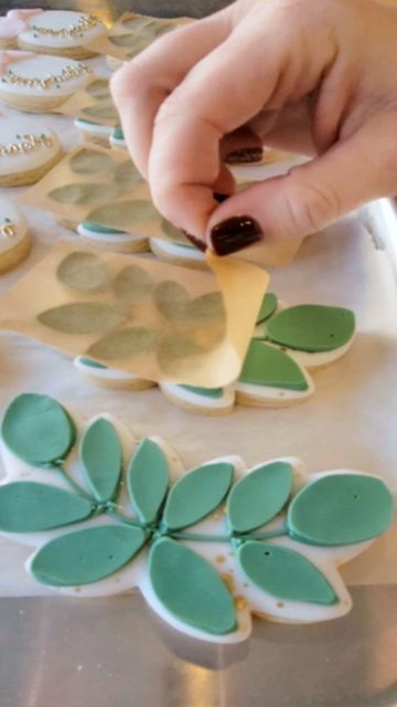 Eucalyptus Royal Icing Cookies, Eucalyptus Cookies Decorated, Royal Icing Leaves, Biscuit Icing, Texture Techniques, Floral Cookies, Cookie Gram, Icing Ideas, Cookies Theme