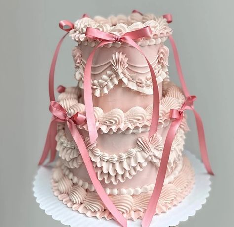 Let Them Eat Cake: Fancy Cakes Are So In At The Moment - Brit + Co Luxury Cake Birthday, Let Them Eat Cake Party, Let Them Eat Cake Aesthetic, Marie Antoinette Cake, Tiered Birthday Cake, Bridgerton Theme, Cake Fancy, Eddie Gluskin, Grad Decor