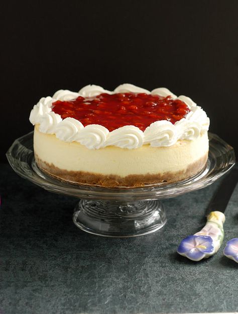 Sweet Treats Ideas, Cheesecake With Sour Cream Topping, Cheesecake With Sour Cream, Sour Cream Topping, Cheesecake Decoration, Cherry Cheesecake Recipe, Cheesecake Factory Recipes, Cherry Topping, New York Style Cheesecake