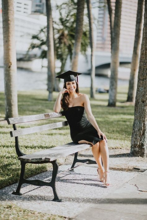 Classic Graduation Pictures, Graduation Poses For Ladies, Senior Portraits Cap And Gown, Pose Ideas Sitting, Graduation Photoshoot Poses, Cap And Gown Poses, Gown Poses, Cap And Gown Senior Pictures, Ut University