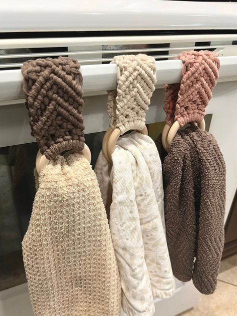 Popular Macrame Items, Macrame Towel Holder, Joululahjat Diy, Crochet Towel Holders, Macrame Garland, Art Macramé, Tutorial Macramé, Free Macrame Patterns, Macrame Rings