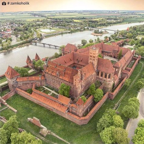 Malbork Castle, Brick Art, Top Places To Travel, Castle Mansion, City Scape, Medieval Castle, Places Of Interest, Historical Architecture, Pretty Places