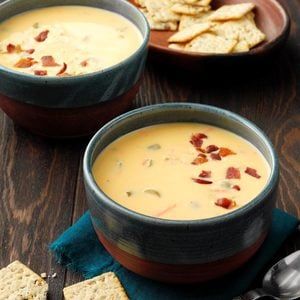 Restaurant Soup Recipes, Wisconsin Cheese Soup, Chili's Restaurant, Cheesy Broccoli Soup, Creamy Soup Recipes, Cheesy Potato Soup, Homemade Soups, Wisconsin Cheese, Homemade Soup Recipe