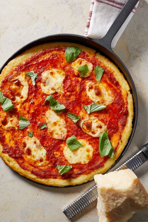 Cast Iron Pizza Recipe, Cast Iron Pizza Pan, Cast Iron Skillet Pizza, Cast Iron Pizza, Skillet Pizza, Best Pizza Dough, Mexican Pizza, Easy Chicken Pot Pie, Pizza Recipes Homemade