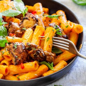 Peri Peri Sauce Recipe, Pasta Entrees, Creamy Chicken Pasta Recipes, Fish Marinade, Peri Chicken, Peri Peri Sauce, Peri Peri Chicken, Creamy Pasta Recipes, Best Pasta