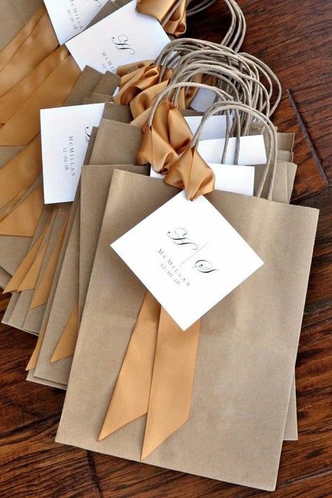 Wedding Guest Gift Bag, Guest Gift Bags, Creative Wedding Favors, Wedding Favors Cheap, Wedding Planning Websites, Relationship Gifts, Bride And Groom Gifts, Wedding Gifts For Guests, Brown Paper Bag