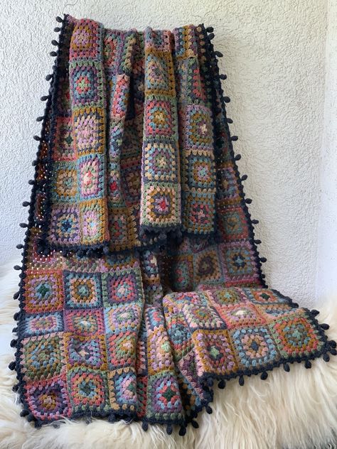 Crochet Knit Blanket, Crochet Poncho Free Pattern, Granny Square Crochet Patterns Free, Easy Crochet Blanket, Crochet Throw Blanket, Crochet Granny Square Blanket, Yarn Inspiration, Crochet Blocks, Granny Square Blanket