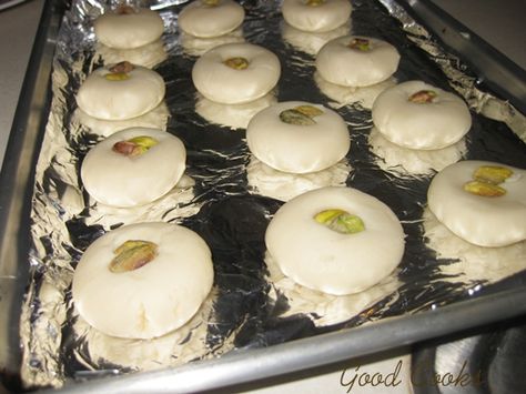 Ghraybeh Cookies, Zalabia Recipe, Ghraybeh Recipe, Lebanese Pastries, Chaldean Food, Lebanese Sweets, Egyptian Desserts, Middle Eastern Sweets, Eid Sweets