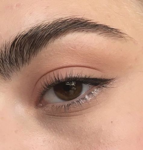 Plain Eyeshadow Looks, Natural Asian Eye Makeup, Subtle Eyeliner Natural Looks, Small Eyeliner Tutorial, Eyeliner Ideas Simple, Simple Eyelook, Eye Makeup Simple Natural, Minimalist Eye Makeup, Short Eyeliner