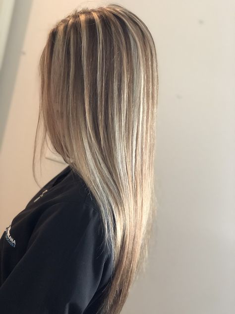 Balayage Chunky Highlights, Chunky Highlights 2023, Blonde Hair Streaks Highlights, Chunky Highlights On Dark Blonde Hair, Chunky Brown Lowlights In Blonde Hair, Highlights For Mousy Blonde Hair, Light Chunky Highlights, Chunky Ashy Highlights, Chunky Highlights In Blonde Hair