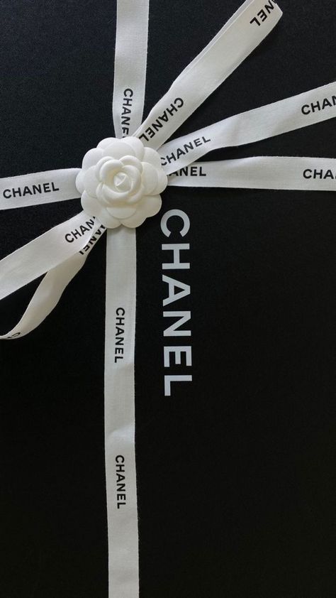 Fashion Intern, Chanel Girl, Nepo Baby, Chanel Wallpaper, Chanel Wallpapers, Chanel Aesthetic, Chanel Art, Girl Lifestyle, Apple Watch Faces