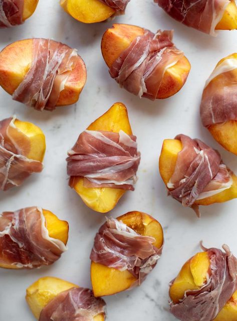 Grilled Prosciutto Wrapped Peaches with Arugula and Goat Cheese Air Fryer Peaches, Goat Cheese And Prosciutto, Asian Vegetarian Recipes, Bbq Desserts, Jar Meals, Prosciutto Wrapped, Christmas Recipes Appetizers, Aip Diet, Easy Holiday Recipes