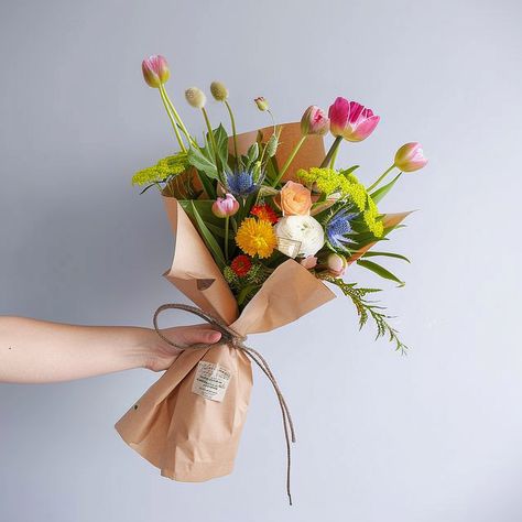 Simple aesthetic flower bouquet inspo Simple Bouquet Aesthetic, Kids Flower Bouquet, Minimal Flower Bouquet, Grad Bouquet, Easy Bouquet, Simple Flower Bouquet, Aesthetic Flower Bouquet, Minimalist Bouquet, Small Bouquet Of Flowers