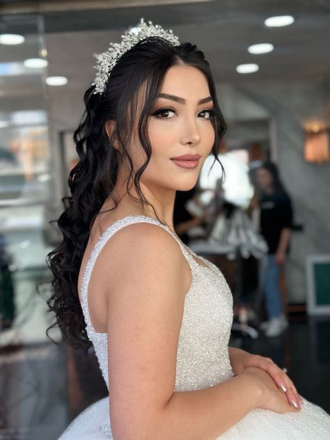 Sophisticated Crown Hairstyles for Special Events Half Up Half Down Wedding Hair With Crown, Bridal Headpieces With Veil, Hairstyles For Special Events, Bridal Hair Half Up, Loose Wedding Hair, Wedding Tiara Hairstyles, Long Hair Trends, Hairstyles Design, Bridal Hairdo