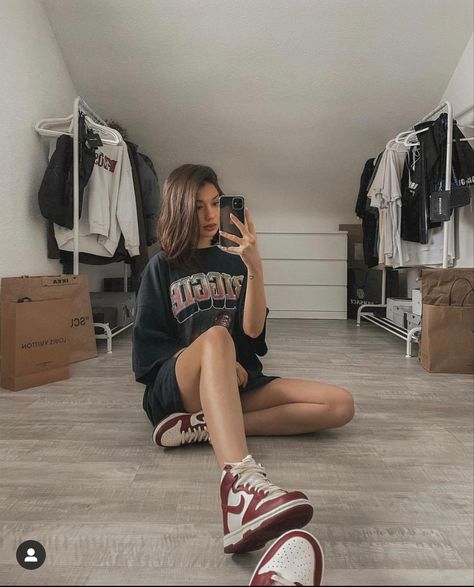 Nike Dunk High Women Outfit, Nike Dunk High Outfit, Dunk High Outfit, Burgundy Jordans, Nike Dunks Outfit, Dunks Outfit Woman, Chic Outfits Edgy, Dunk Outfit, Dunks Outfit