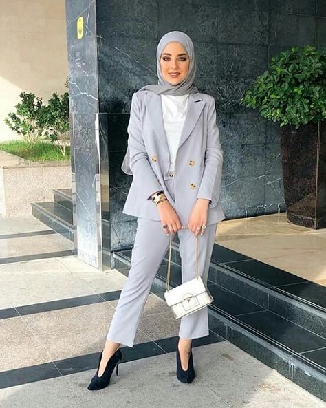 Pants with light gray Suit wear to work #MuslimOfficeFashion #MuslimPants Hijab Fashion Summer, Estilo Hijab, Stile Hijab, Street Hijab Fashion, Modern Hijab Fashion, Tutorial Hijab, Hijab Fashionista, Hijab Style Casual, Muslim Fashion Hijab