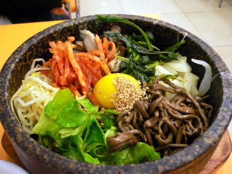 Best Cheap Eats in Berlin ~ Street Food Sensations - Driftwood Journals Korean Food Bibimbap, Korean Vegetarian Recipes, Dolsot Bibimbap, Korean Bibimbap, Bibimbap Recipe, Korean Restaurant, Korean Dishes, Makanan Diet, Bulgogi