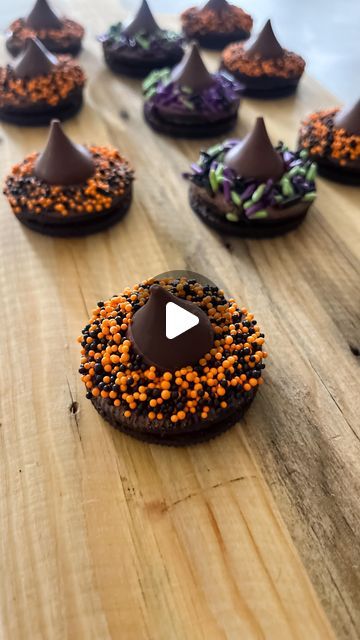 Jacqueline Vignona | Easy & Delicious Recipes on Instagram: "OREO WITCH HATS 🧙🧹

These are such a fun Halloween treat & are so easy to make! To make them add melted chocolate to the top of an Oreo & top with a Hershey’s kiss & decorate the rest of the top with Halloween sprinkles!

Follow for more Halloween fun that I’ll be sharing throughout spooky season!

#spookyseason #spookyfood #easyrecipes #halloweenfood #halloweenideas #halloweencookies" Oreo Witches Hat, Oreo Cookie Halloween Treats, Halloween Kids Baking, Fall Candy Crafts, Oreo Witch Hats, Recipes Oreo, Entertaining Desserts, Kids Food Crafts, Ghouls Night