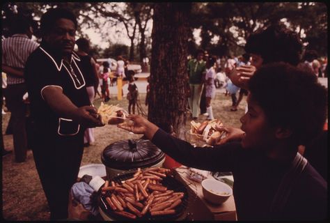 Original Caption: Washington Park On Chicago's South Side Where Many Black Families Enjoy Picnicking During The Summer. From 1960 To 1970 The Percentage Of Chicago Blacks With An Income Of $7,000 Or More Jumped From 26 To 58%. Median Black Income During The Period Increased From $4,700 To $7,883, But The Dollar Gap Between Their Group And The Whites Actually Widened - Aug 1973 Black Southern Belle, Black Life, Still Picture, Washington Park, Chicago History, Black Food, Black Families, Black Community, Southern Belle