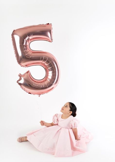 5th Birthday Photoshoot Ideas, Number Balloons Photoshoot, 5th Birthday Photoshoot, Baby Birthday Photoshoot, Alice In Wonderland Tea Party Birthday, Bday Photoshoot, Birthday Room Decorations, 4th Birthday Cakes, 5th Birthday Party Ideas