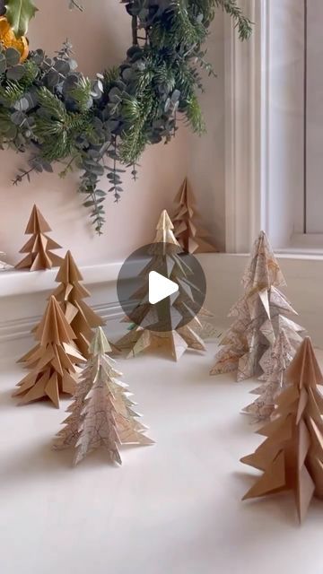 Christmas Crafts Diy Decoration, Books And Music, Paper Decorations Diy, Eco Christmas, Music Paper, Xmas Deco, Christmas Paper Crafts, Handmade Christmas Tree, Paper Tree