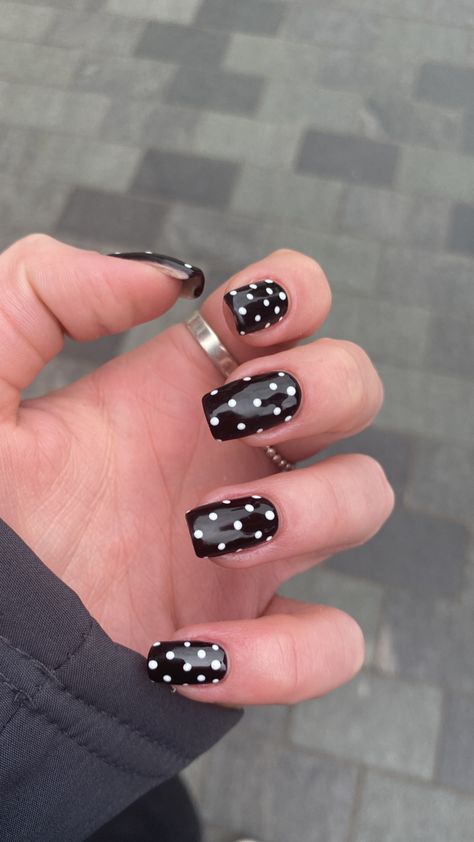 Dainty Black Nail Designs, Black Nails White Polka Dots, Nail Inspo Polka Dots, Black And White Dot Nails, Colorful Polka Dot Nails, Black Nails With White Dots, Pokadot Nail Designs, Short Polka Dot Nails, Black And White Polka Dot Nails